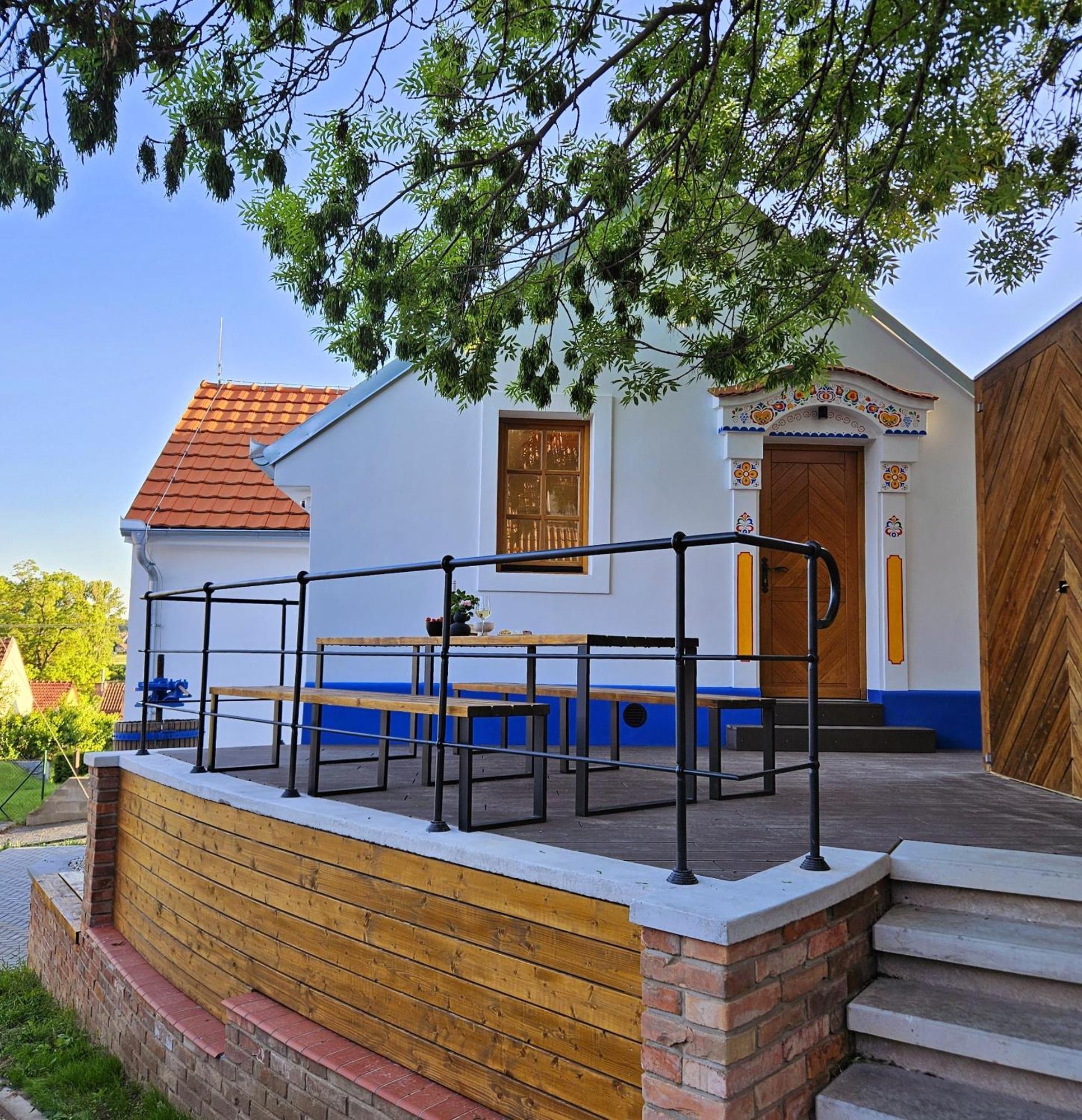 Pod Vinohradem - Apartmany & Vinne Sklepy Мутенице Экстерьер фото