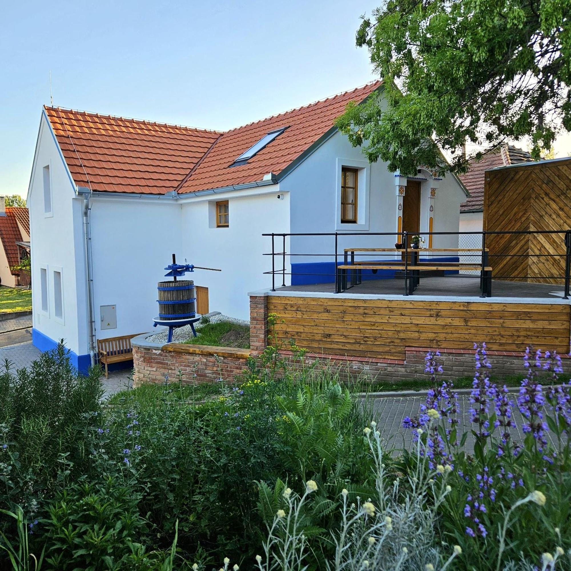 Pod Vinohradem - Apartmany & Vinne Sklepy Мутенице Экстерьер фото