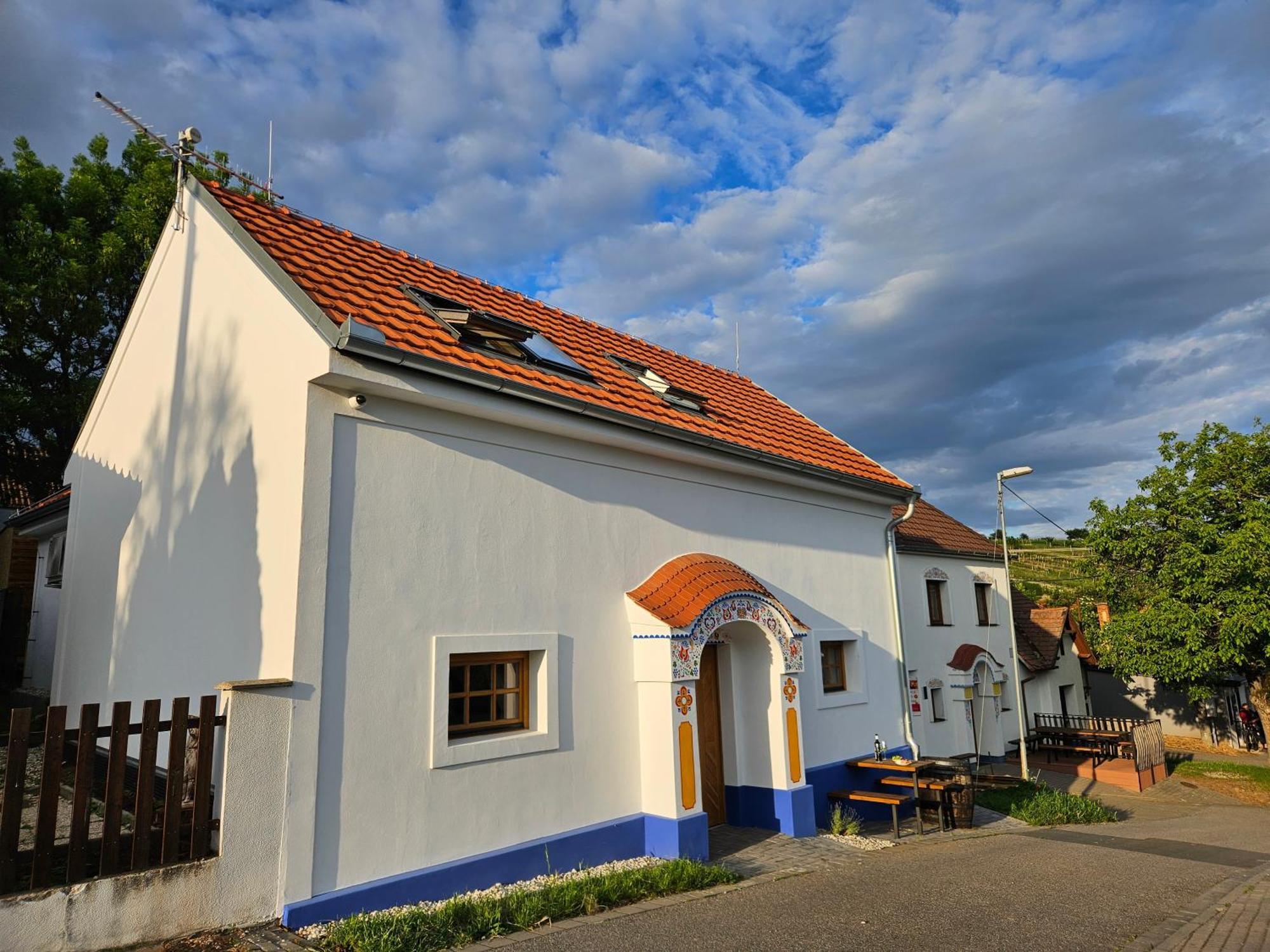 Pod Vinohradem - Apartmany & Vinne Sklepy Мутенице Экстерьер фото